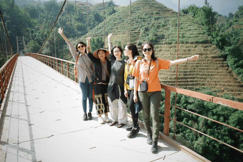 Travelers often stop at Lao Chai San 2 Bridge to admire the breathtaking landscape of Muong Hoa Valley and snap a few pictures (Source: May Tour Guide Sapa)